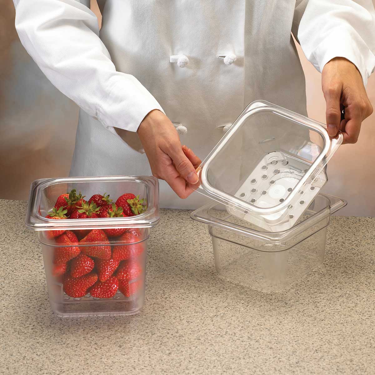 Cambro 65CLRCW135 Camwear 1/6 Size Colander Food Pan, Clear, 5" Deep - Image 4